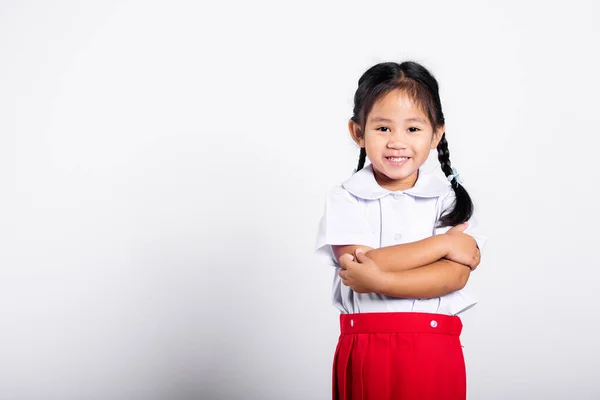 Азійський Малюк Посміхається Вдягнувши Студентку Тай Форму Червоної Спідниці Складеними — стокове фото