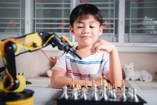 아시아인작은 소년은 Stem Learning 가지고 체스를 있습니다 재미있는 아이들은 개념을 — 스톡 사진