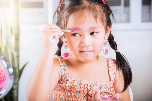 Mutlu Çocuk Güzel Makyaj Oyuncağı Asyalı Sevimli Komik Küçük Kız — Stok fotoğraf