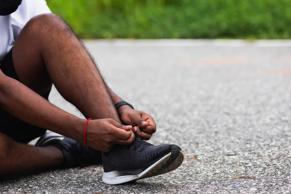 Feche Corredor Esportivo Asiático Homem Negro Sentado Shoelace Tentando Correr — Fotografia de Stock