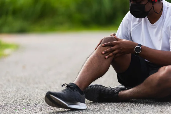 기사보기 아시아 스포츠 주최자 흑인이 앉아서 시계를 공원에서 위에서 관절을 — 스톡 사진
