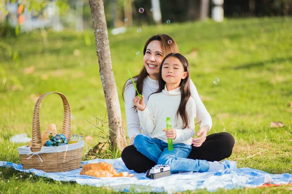 Boldog Ázsiai Anya Kislánya Gyermek Szórakozás Élvezi Szabadtéri Együtt Füvön — Stock Fotó