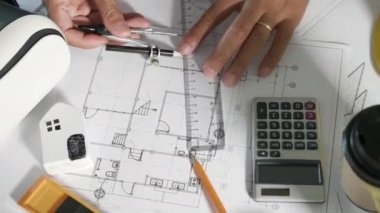 Mimar işyeri. Mimari bina tasarımı ve proje planları, kağıt projeler ve VR gözlükleri ile inşaat planları, pusula bölücüsüyle bir bina ya da mimari çizim tasarımı