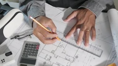 Mimar işyeri. Mimari bina tasarımı ve proje planları kağıt projeleri, VR gözlükleri, insan tasarımı, cetvel, teknoloji endüstrisi ile bir bina veya mimari tasarımı