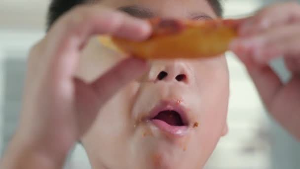 Menino Asiático Feliz Anos Sentado Comendo Pizza Enorme Mesa Casa — Vídeo de Stock