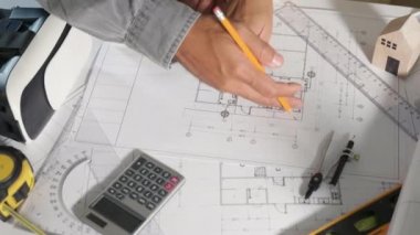 Mimari ekip toplantısı ortaklarıyla birlikte mimari inşaat projesinde çalışıyor ve danışmanlık yapıyor. Tasarım planı, mimarlık planı ve mühendislik tasarımı üzerinde çalışıyorlar.