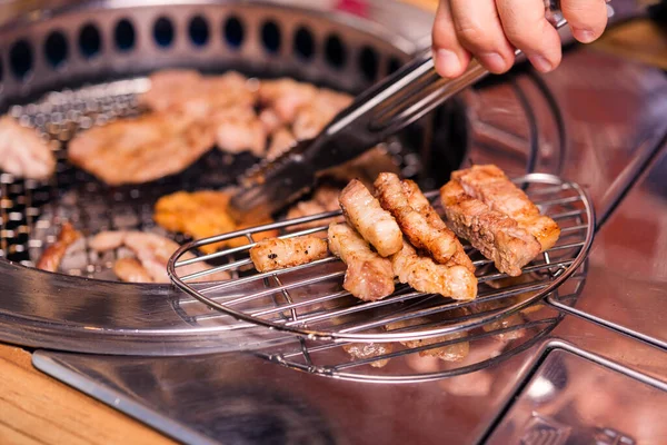 Koreański Grill Wołowy Gorących Węglach Grillowanie Mięsa Wieprzowego Koreański Grill — Zdjęcie stockowe