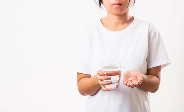 Närbild Ung Asiatisk Kvinna Hålla Piller Droger Handen Redo Läkemedel — Stockfoto