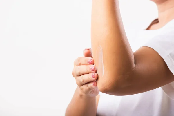 Närbild Ung Asiatisk Kvinna Tillämpar Lotion Grädde Armbågen Studio Skott — Stockfoto