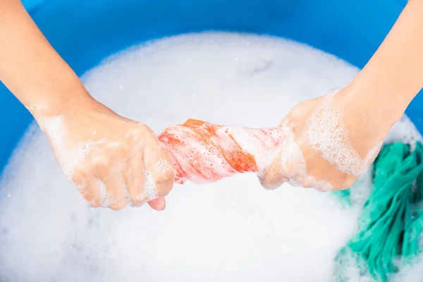 Close Jovem Mulher Asiática Usar Mãos Lavar Roupas Coloridas Bacia — Fotografia de Stock