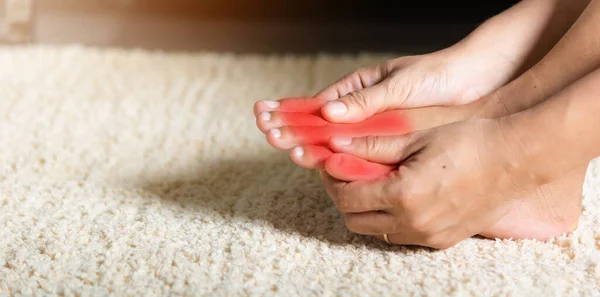 Ayak Ağrısı Asyalı Bir Kadın Ayak Parmağını Tutuyor Ayak Ağrısı — Stok fotoğraf