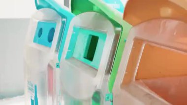 Dünya Çevre Günü konsepti. İş kadını boş plastik şişe suyunu geri dönüşüm çöpüne veya çöp kutusuna atıyor, atık yönetimi çevre geri dönüşüm kavramı