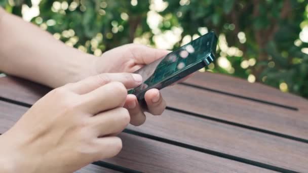 Hand Der Frau Mit Anwendung Auf Dem Smartphone Sie Liest — Stockvideo