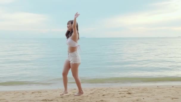 Mulher Asiática Bonita Levantando Braços Desfrutando Liberdade Vire Praia Paradisíaca — Vídeo de Stock