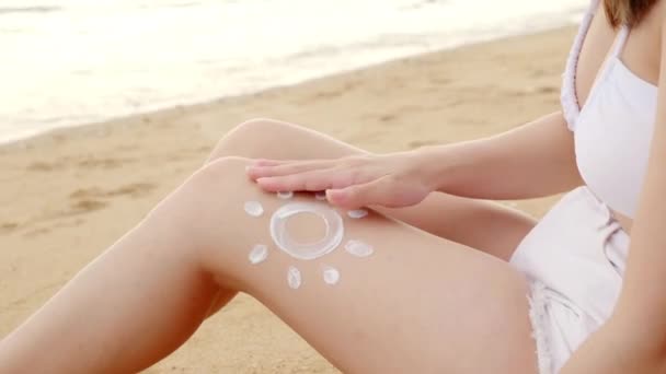 Beautiful Asian Woman Apply Sun Protection Cream Tanned Leg Tropical — Stock Video