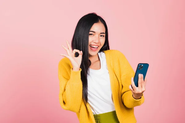 Feliz Asiática Retrato Hermosa Linda Joven Emocionada Sosteniendo Teléfono Móvil — Foto de Stock