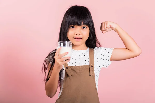 Asiatiska Lilla Barn Gammal Leende Hålla Mjölk Glas Och Visa — Stockfoto