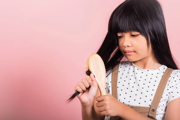 Asian Little Kid Years Old Hold Comb Brushing Her Unruly — Stockfoto
