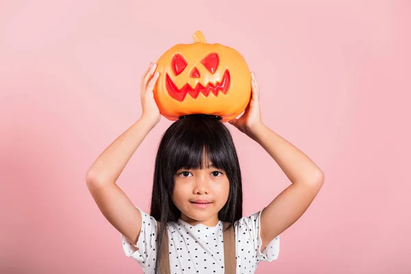 Asiatico Bambino Anni Possesso Scolpito Zucca Halloween Studio Colpo Isolato — Foto Stock