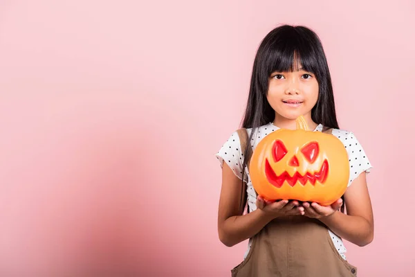 Asiatico Bambino Anni Possesso Scolpito Zucca Halloween Studio Colpo Isolato — Foto Stock