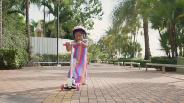 Niña Montando Scooter Casco Seguro Para Niños Actividad Aire Libre — Vídeo de stock