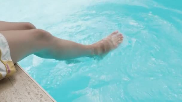 Hermosas Piernas Deportivas Mujer Delgada Que Relajan Spa Piscina Agua — Vídeos de Stock