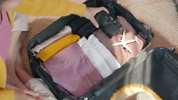 Felkészülés Utazásra Normálisban Csomagoló Ruhát Poggyász Utazás Felkészülés Utazási Bőrönd — Stock videók