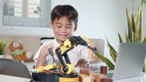 Child Learning Repairing Getting Lesson Control Robot Arm Happy Asian — Vídeos de Stock