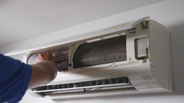 Professional Technician Male Removing Dirty Air Conditioner Filter Wash Man — Stock Video