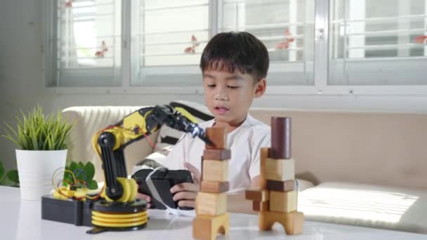 Feliz Niño Asiático Usando Control Remoto Jugando Brazo Máquina Robótica — Vídeos de Stock