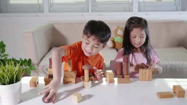 Ευτυχισμένα Μικρά Παιδιά Παίζουν Ξύλο Μπλοκ Στοίβαγμα Επιτραπέζιο Παιχνίδι Στο — Αρχείο Βίντεο