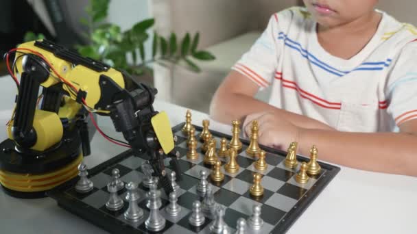 Ασιατικό Μικρό Αγόρι Σκέφτεται Και Περιμένει Βραχίονα Ρομπότ Παίζει Σκάκι — Αρχείο Βίντεο