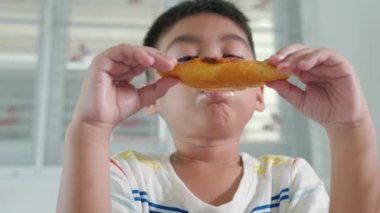 Mutlu Asyalı çocuk 5 yıl boyunca evde oturup büyük pizzalar yedi, çocuklar sağlıksız yemekler yedi, eğlenceli çocuklar pizza yedi, okul öncesi yemek zamanı, peynirler çok lezzetliydi.