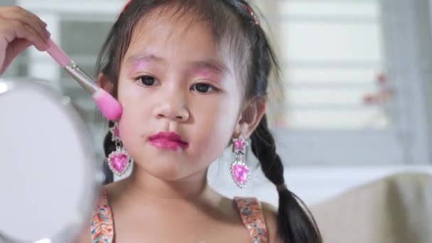 Asyalı Sevimli Küçük Kız Makyaj Yapıyor Aynaya Yanağa Bakıyor Pudra — Stok video
