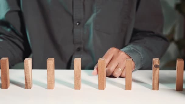 Geschäftsrisikoplanung Mann Hand Blockiert Holzblock Aus Vielen Reihen Fallen Holzblock — Stockvideo