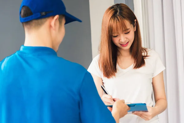 Asian Beautiful Customer Young Woman Signing Delivery Clipboard Get Her — Stock Photo, Image