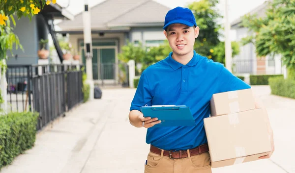 Aziatisch Jong Levering Man Koerier Uniform Hold Pakket Postbussen Service — Stockfoto