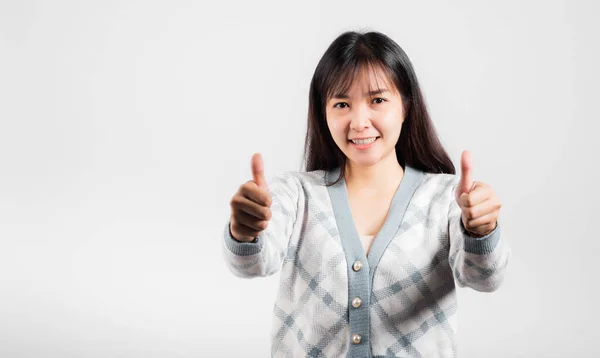 Mujer Feliz Sonrisa Mostrando Los Pulgares Del Dedo Hacia Arriba —  Fotos de Stock