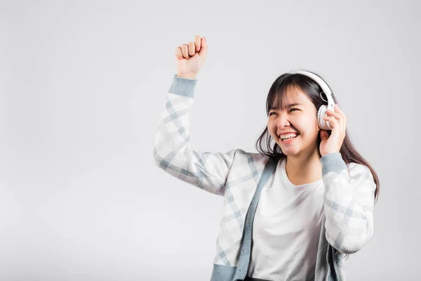 Vrouw Enthousiast Glimlachen Luisteren Naar Muziek Radio Bluetooth Koptelefoon Dansen — Stockfoto
