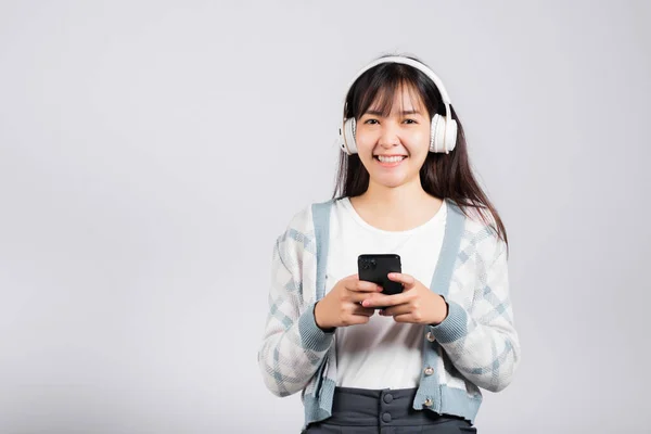 Vrouw Enthousiast Glimlachen Luisteren Naar Muziek Radio Bluetooth Hoofdtelefoon Holding — Stockfoto