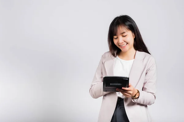 Έννοια Της Φορολογικής Ημέρας Γυναίκα Αυτοπεποίθηση Χαμογελώντας Κρατώντας Ηλεκτρονικό Υπολογιστή — Φωτογραφία Αρχείου