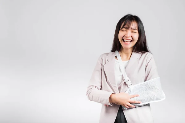 Brazo Roto Mujer Negocios Confiada Sonriendo Brazo Roto Después Accidente — Foto de Stock