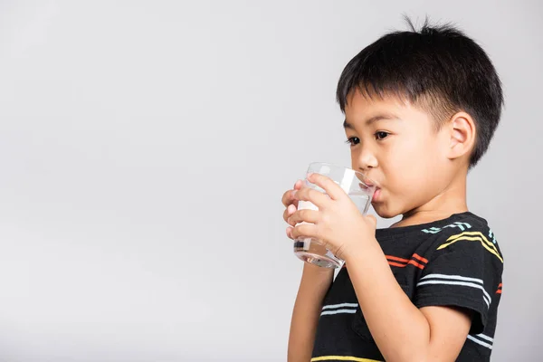 Liten Söt Pojke Gammal Leende Dricka Färskt Vatten Från Glas — Stockfoto