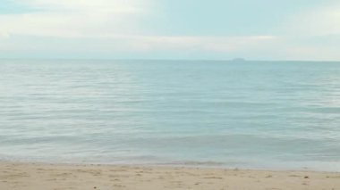 Plajda koşan kauçuk yüzüklü güzel Asyalı kadın, tropik plaj tatili kaçamağında eğlenen bikinili mutlu kadın yaz tatilinde kendini rahat hisseden tatil beldesi.