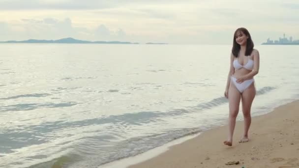 Młoda Piękna Kobieta Ubrana Strój Kąpielowy Bikini Spacery Uśmiechnięta Odpoczynek — Wideo stockowe