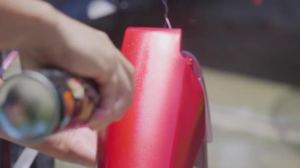 Zbliżenie Pracownika Człowieka Ręcznie Powlekania Motocykla Proces Malowania Ciała Przez — Wideo stockowe