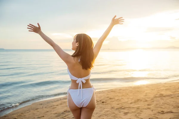 Visszanézni Boldog Fiatal Bikini Fürdőruhában Pózol Pihenjen Trópusi Tengerparton Feltartott — Stock Fotó