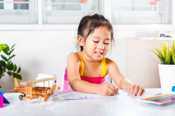 Asiático Bonito Criança Pré Escolar Sentado Mesa Sorrindo Ela Desenhar — Fotografia de Stock