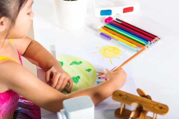 Asiático Bonito Criança Pré Escolar Sentar Mesa Sorrindo Ela Desenhar — Fotografia de Stock