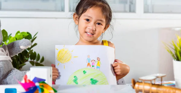 Счастливый Ребенок Маленькая Девочка Поднять Красочный Рисунок Семьи Стоя Держаться — стоковое фото
